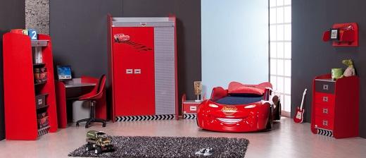 kırmızı arabalı yatak odası